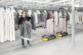 WEASEL AGV raktári szállító jármű